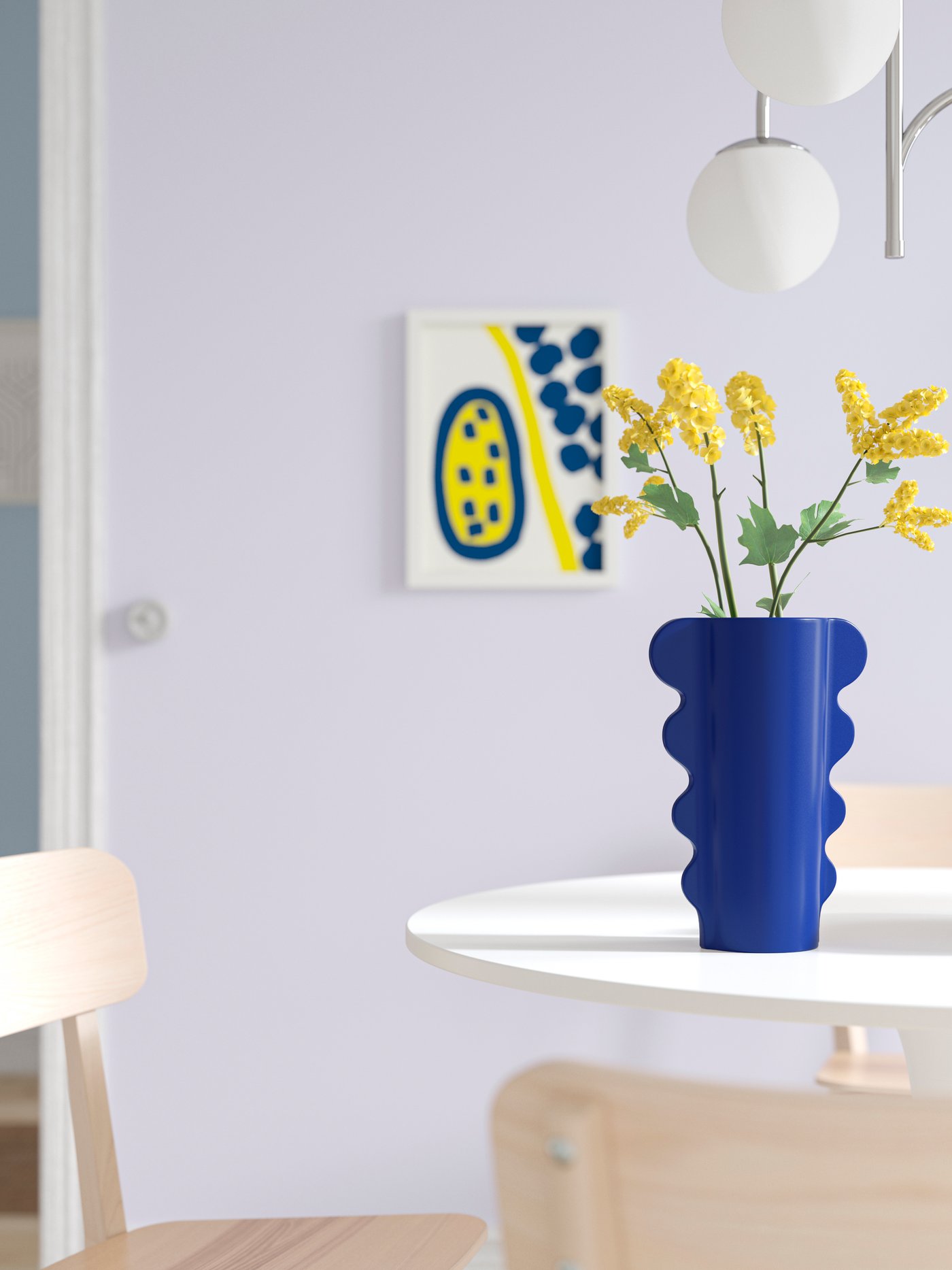 Blauwe vaas op een tafeltje