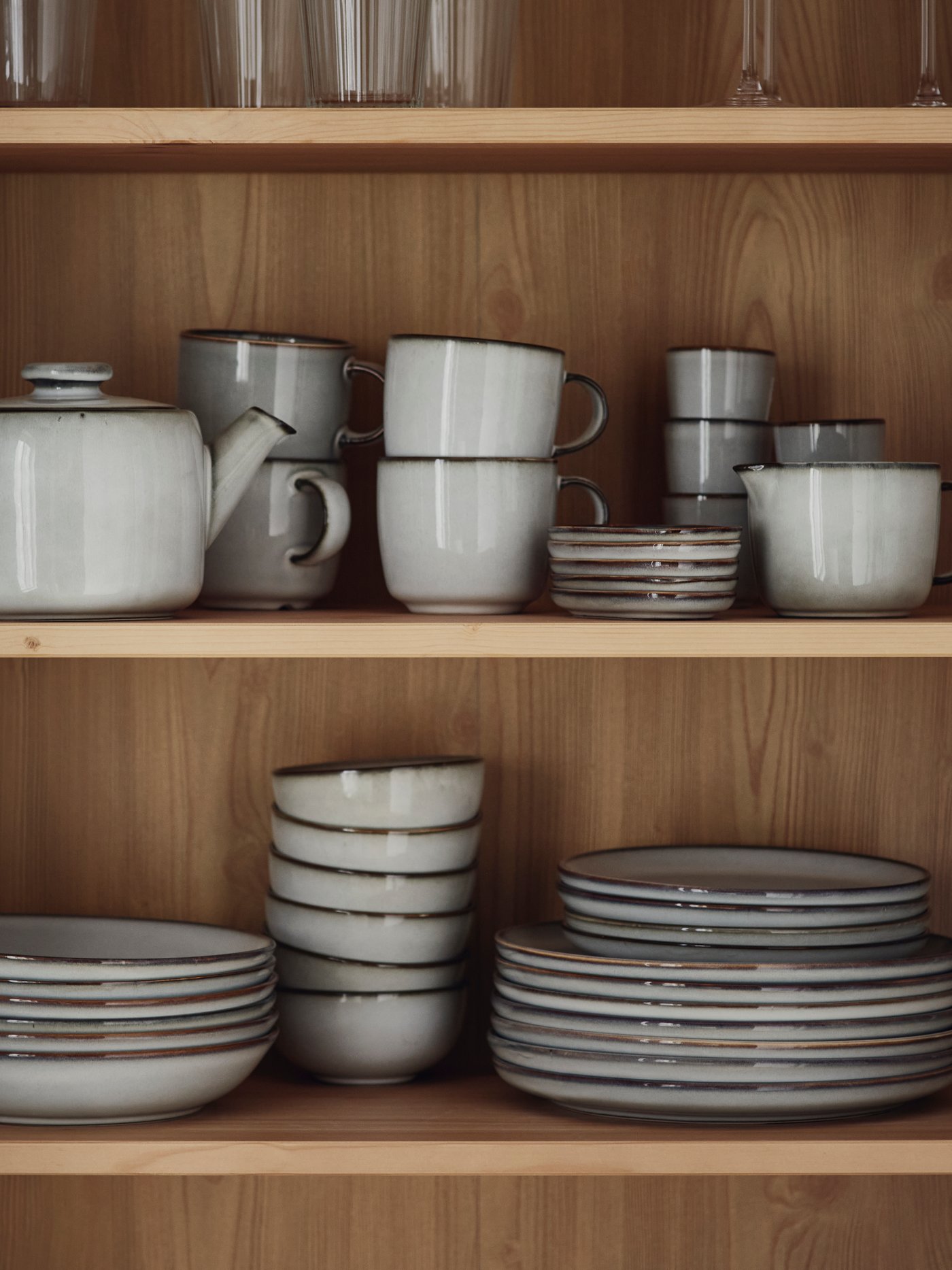 A grey GLADELIG plate