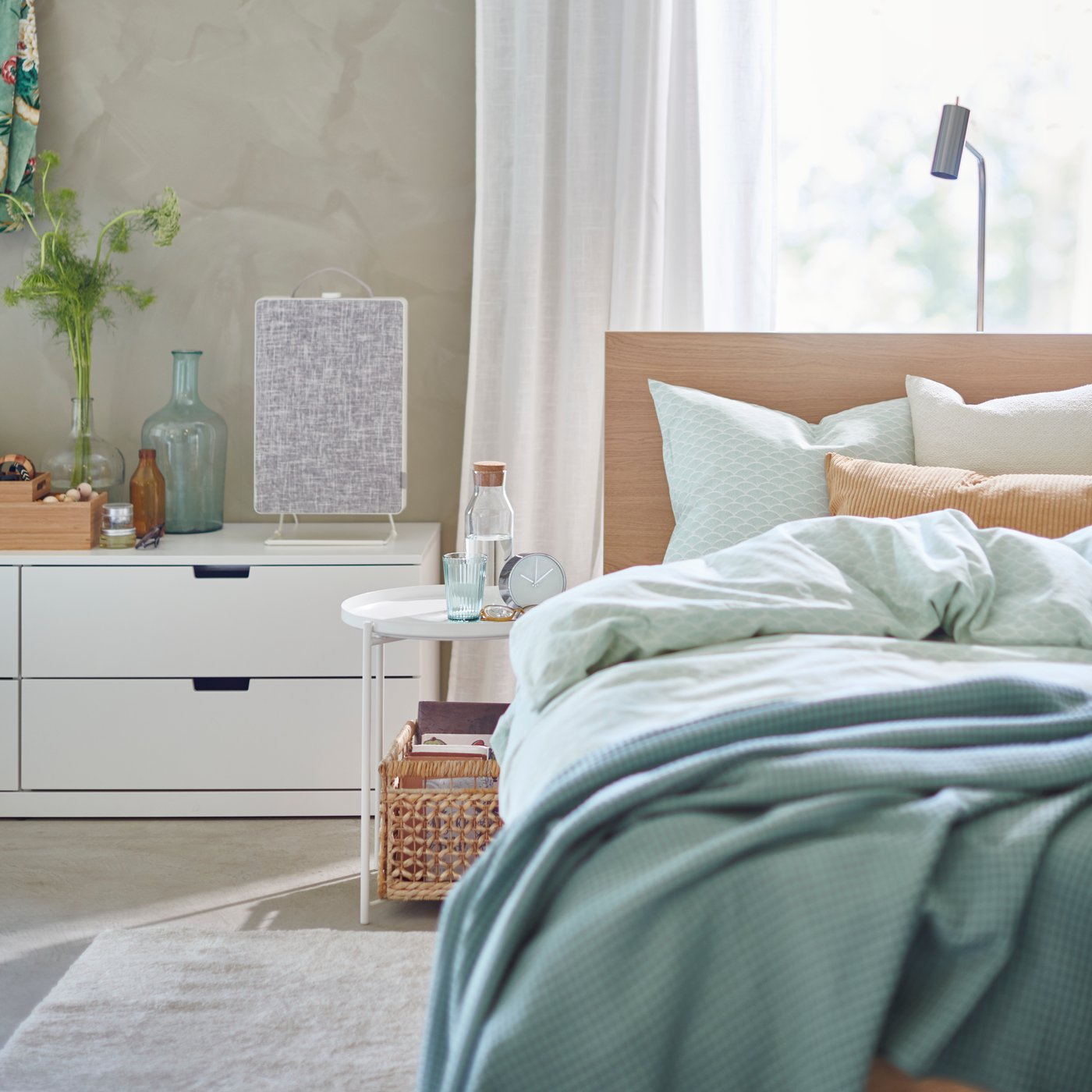 Un copripiumino KASKADGRAN bianco/turchese chiaro e una federa per la camera da letto.