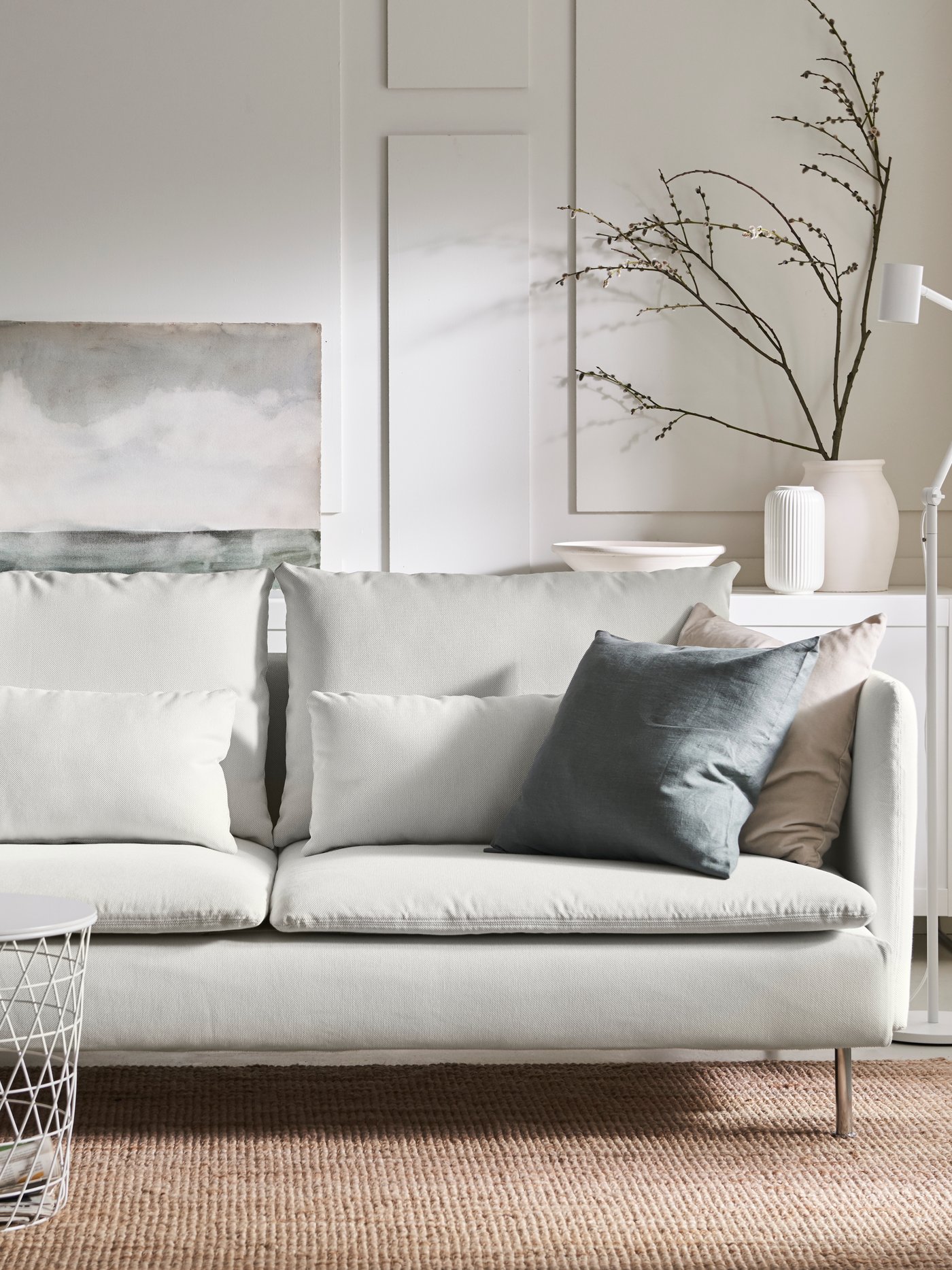 Valkoinen SÖDERHAMN-sohva vaaleassa ja harmonisessa olohuoneessa.