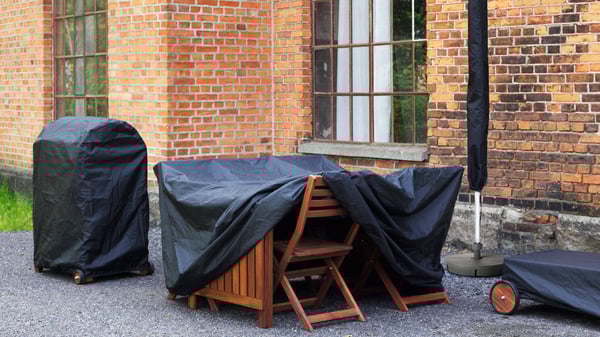 A black TOSTERÖ parasol cover outside