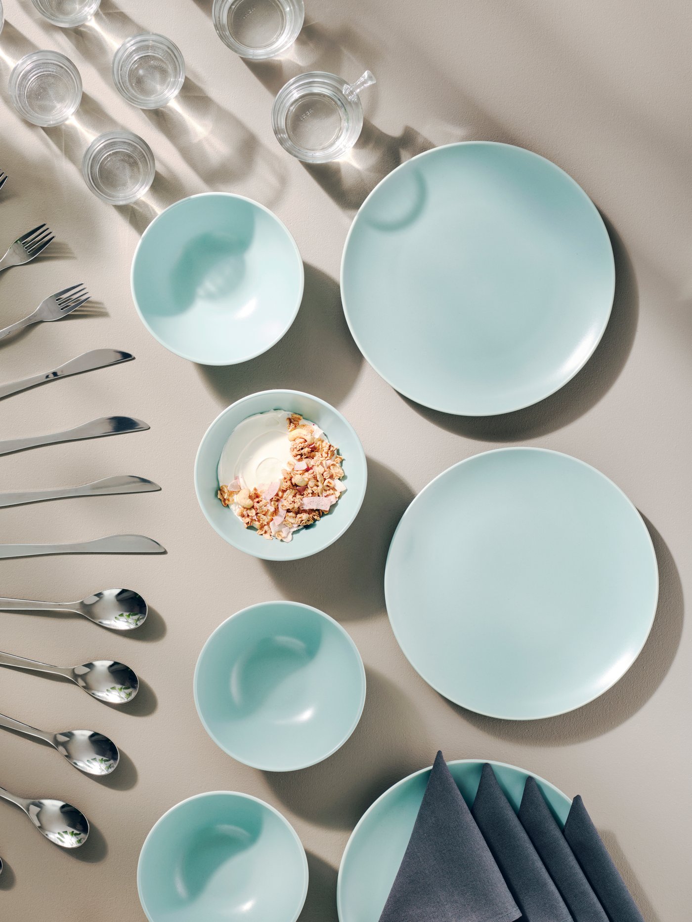 A matt light turquoise FÄRGKLAR 10-piece service