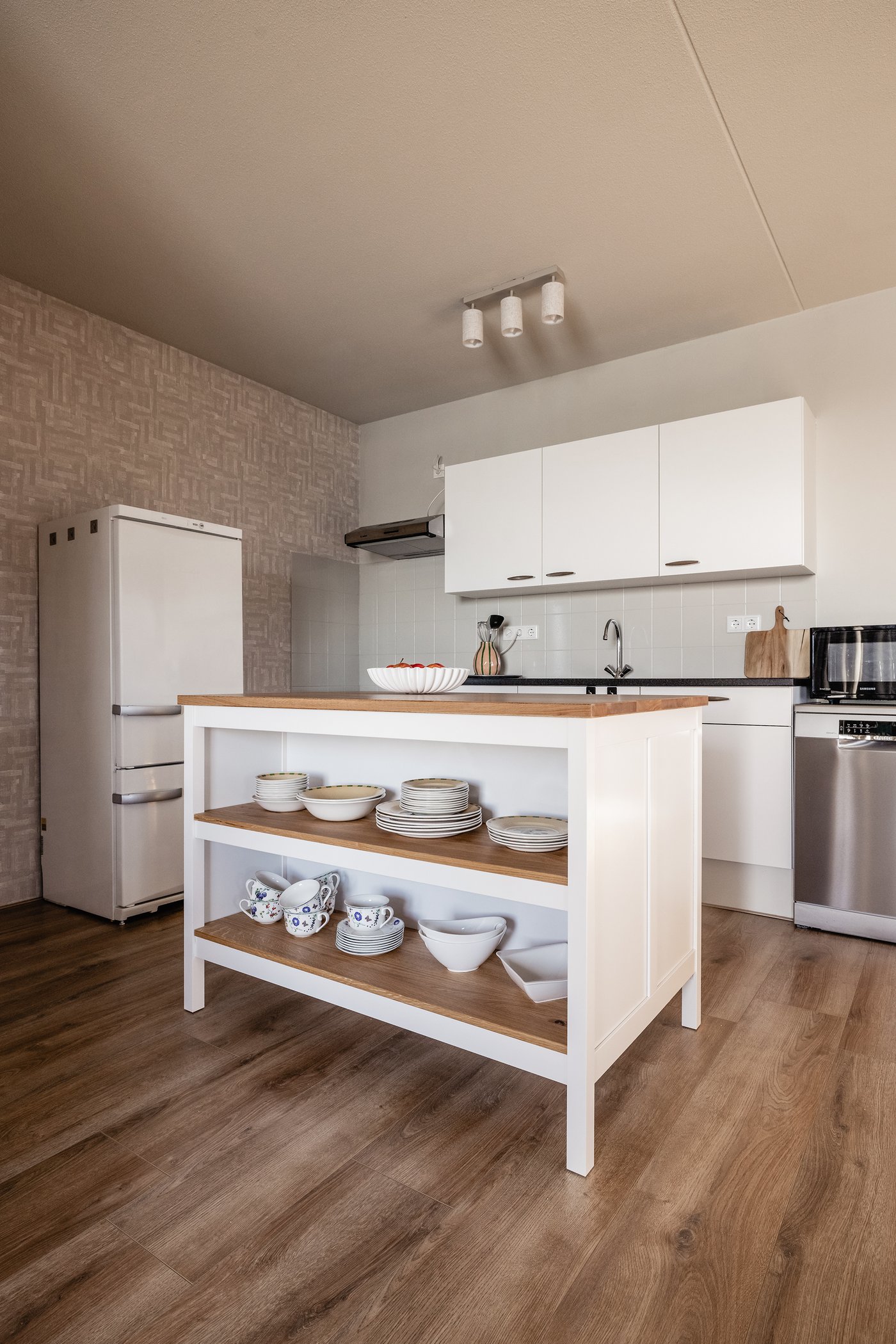 Keuken met keukeneiland TORNVIKEN in ecru/eiken.