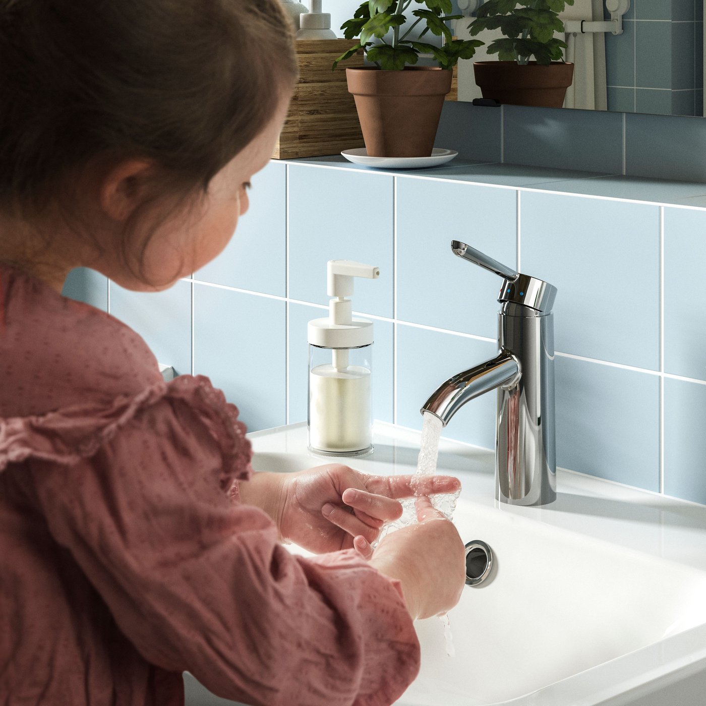 Un miscelatore per lavabo DALSKÄR cromato in bagno
