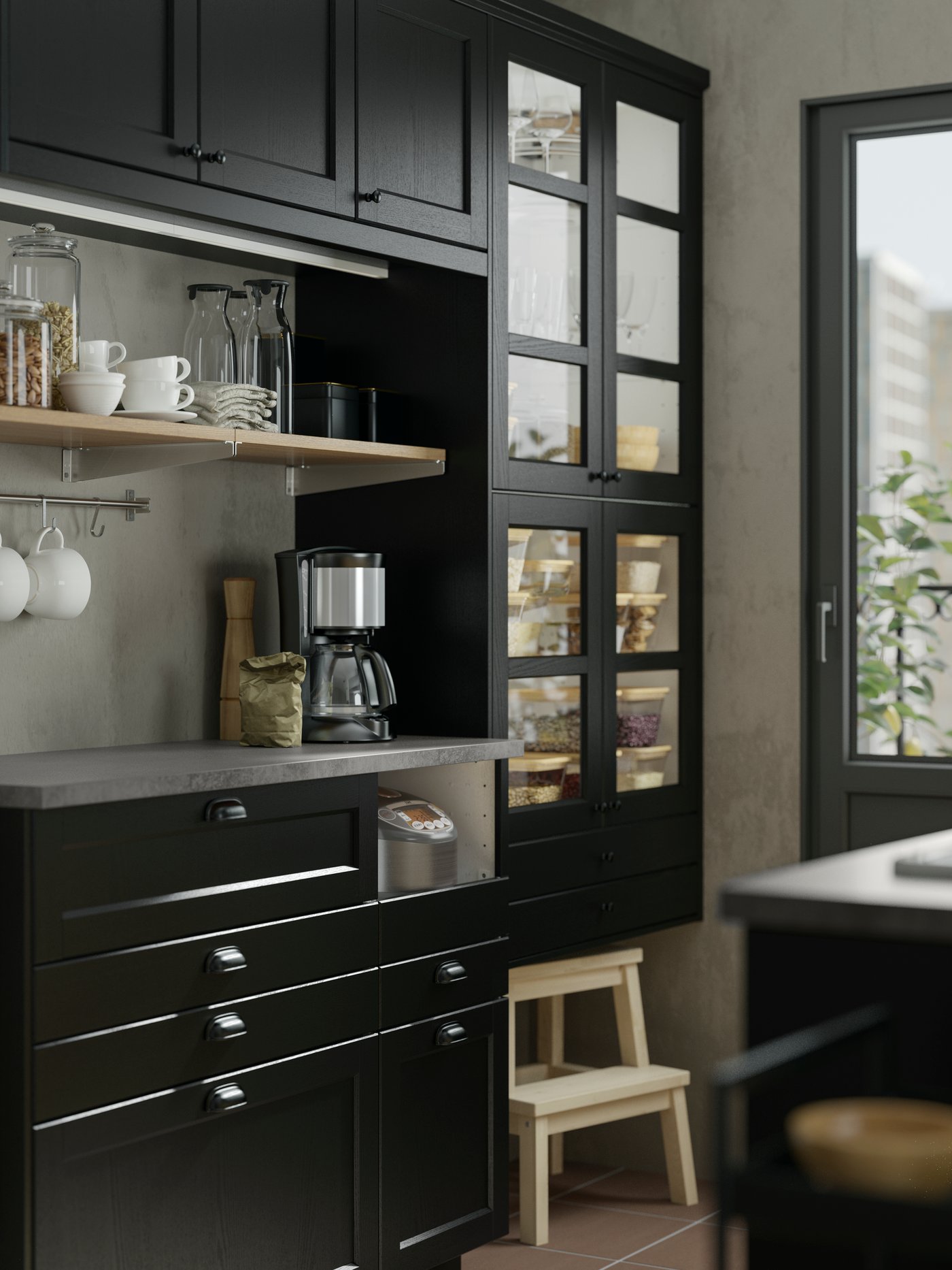 Una cocina moderna con un armario con frentes de cajón negros, dos armarios de pared con puertas de vidrio y un estante de madera.