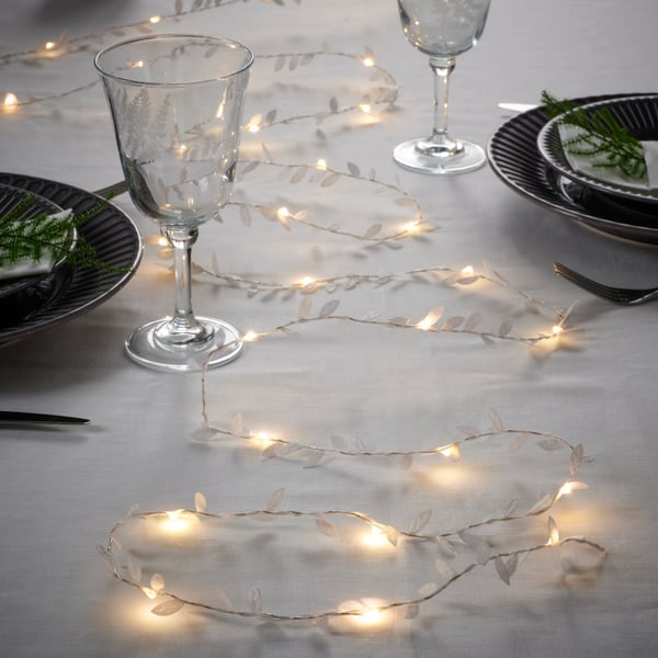 Eine batteriebetriebene FRÖJDA LED-Lichterkette in Blatt- und Weißtönen mit 40 Lichtern.