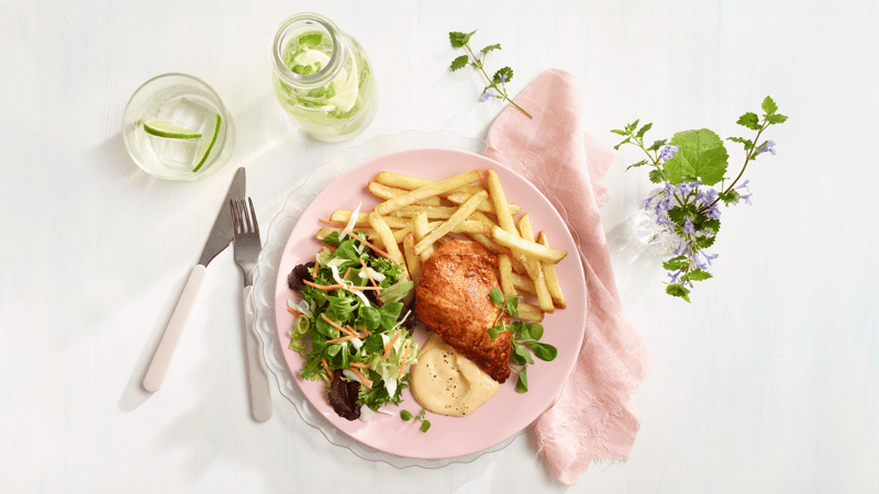 Nyt en deilig vårrett i restauranten med BBQ kyllingfilet, pommes frites, chilibernaissaus og salat.