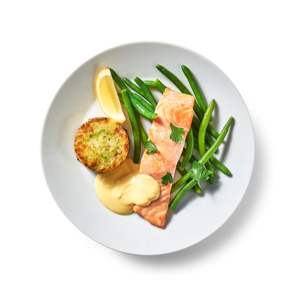Lachsfilet mit Gemüsemedaillon, Bohnenmix & Sauce Hollandaise