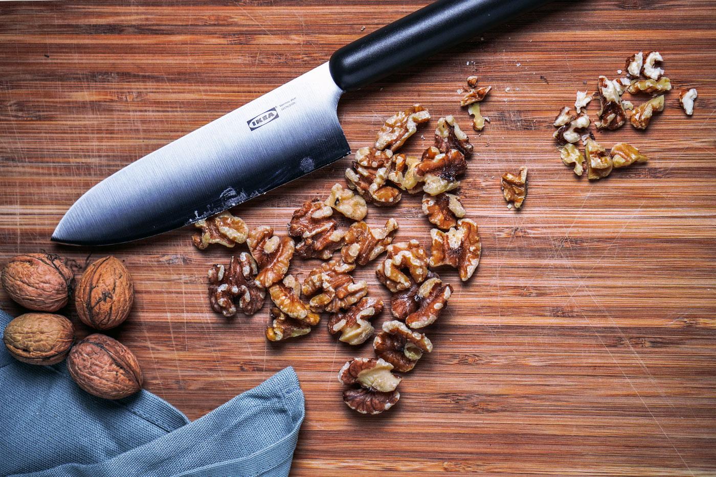 Per prima cosa tritare grossolanamente le noci con un coltello