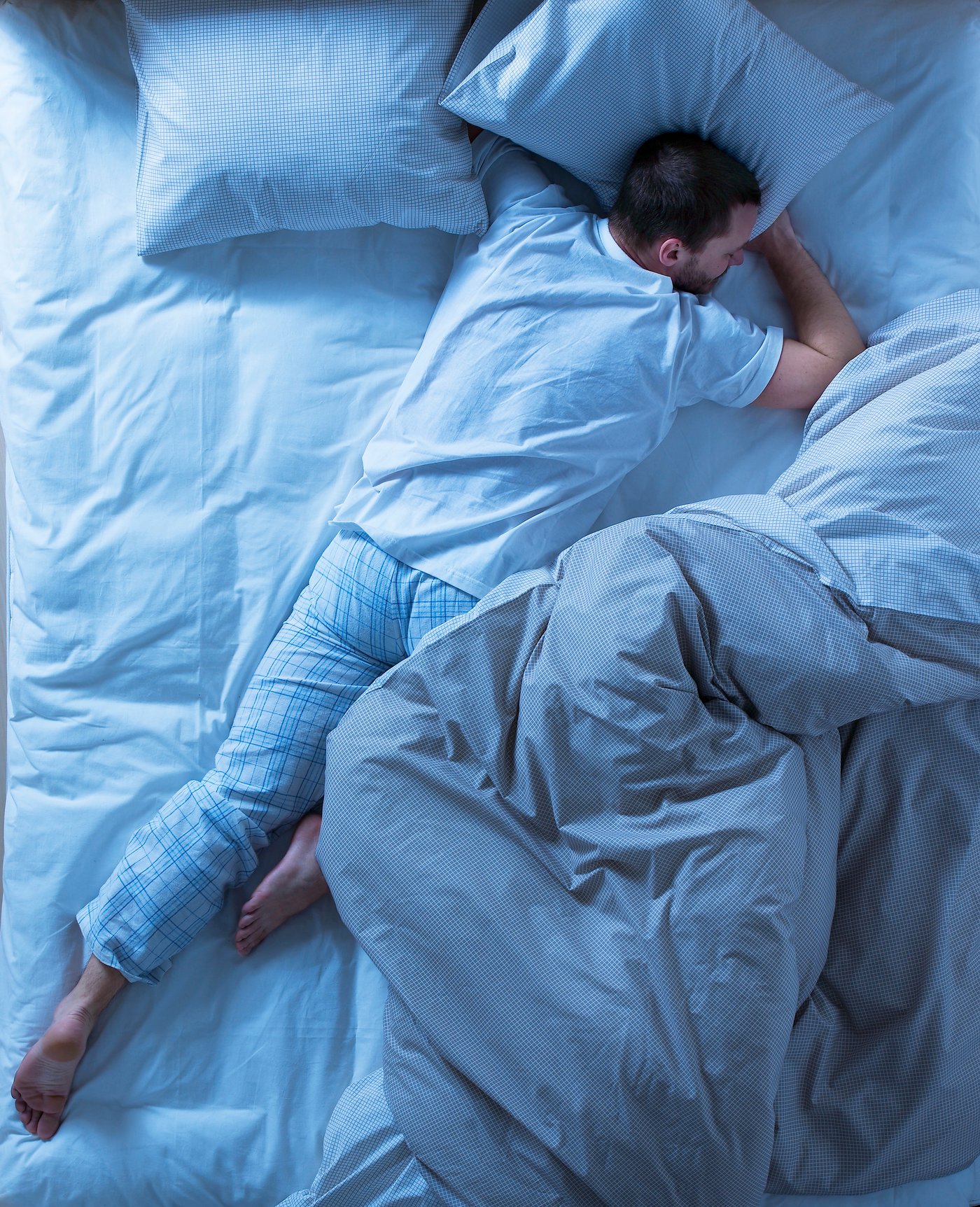 homme qui dort sur le ventre