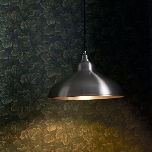 Nahaufnahme einer ANKARSPEL Hängeleuchte, die schön zeigt wie gerichtet das Licht von dieser Lampe strahlt