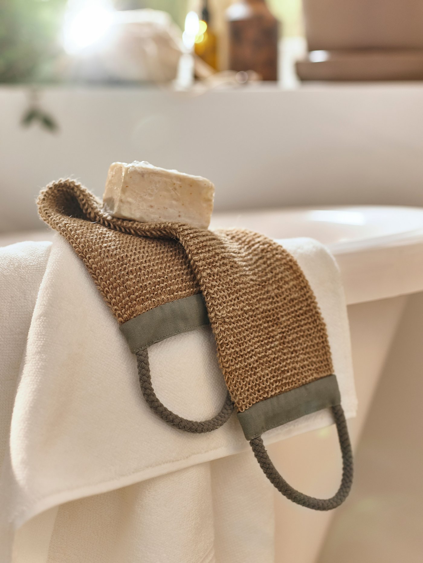 Ein naturfarbener/graugrüner DVÄRGHYACINT-Schrubbergürtel