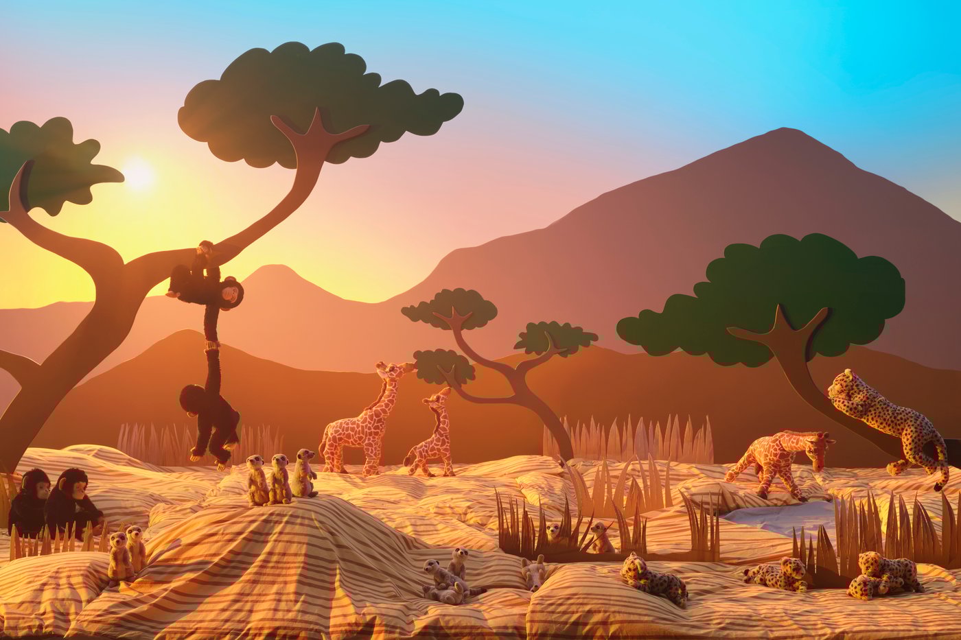 Collection de peluches SANDLÖPARE dans un décor de savane.