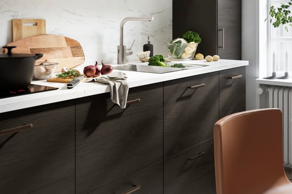 A mango wood FASCINERA chopping board in the kitchen