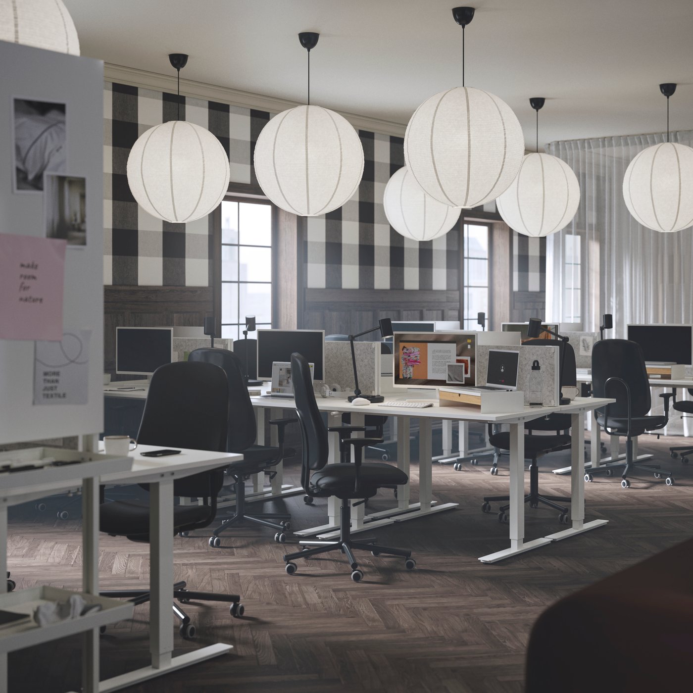 Una zona per ritrovare la concentrazione in un ufficio con scrivanie regolabili in altezza, sedie da ufficio SMÖRKULL e paralumi per lampade a sospensione GULLSUDARE.