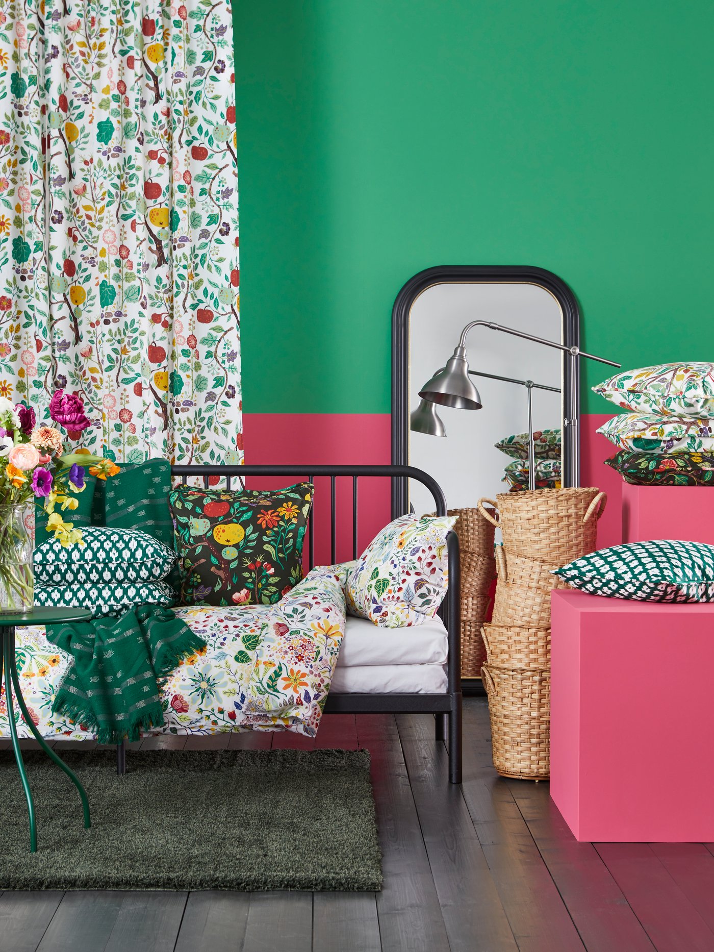 Bunte Frühlingstextilien in einem grün und pinkem Raum.
