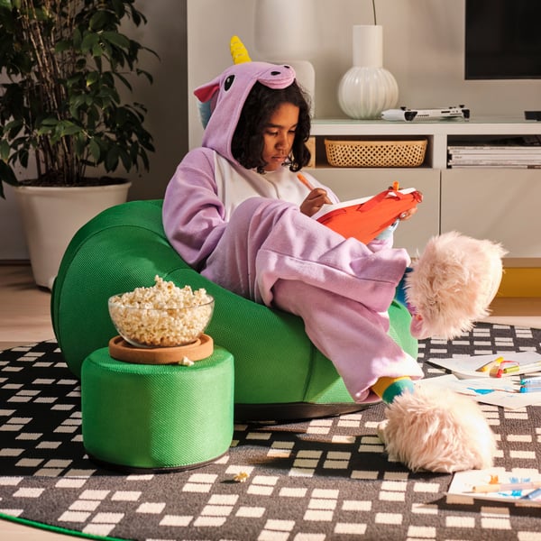 A clear glass BLANDA serving bowl in the living room
