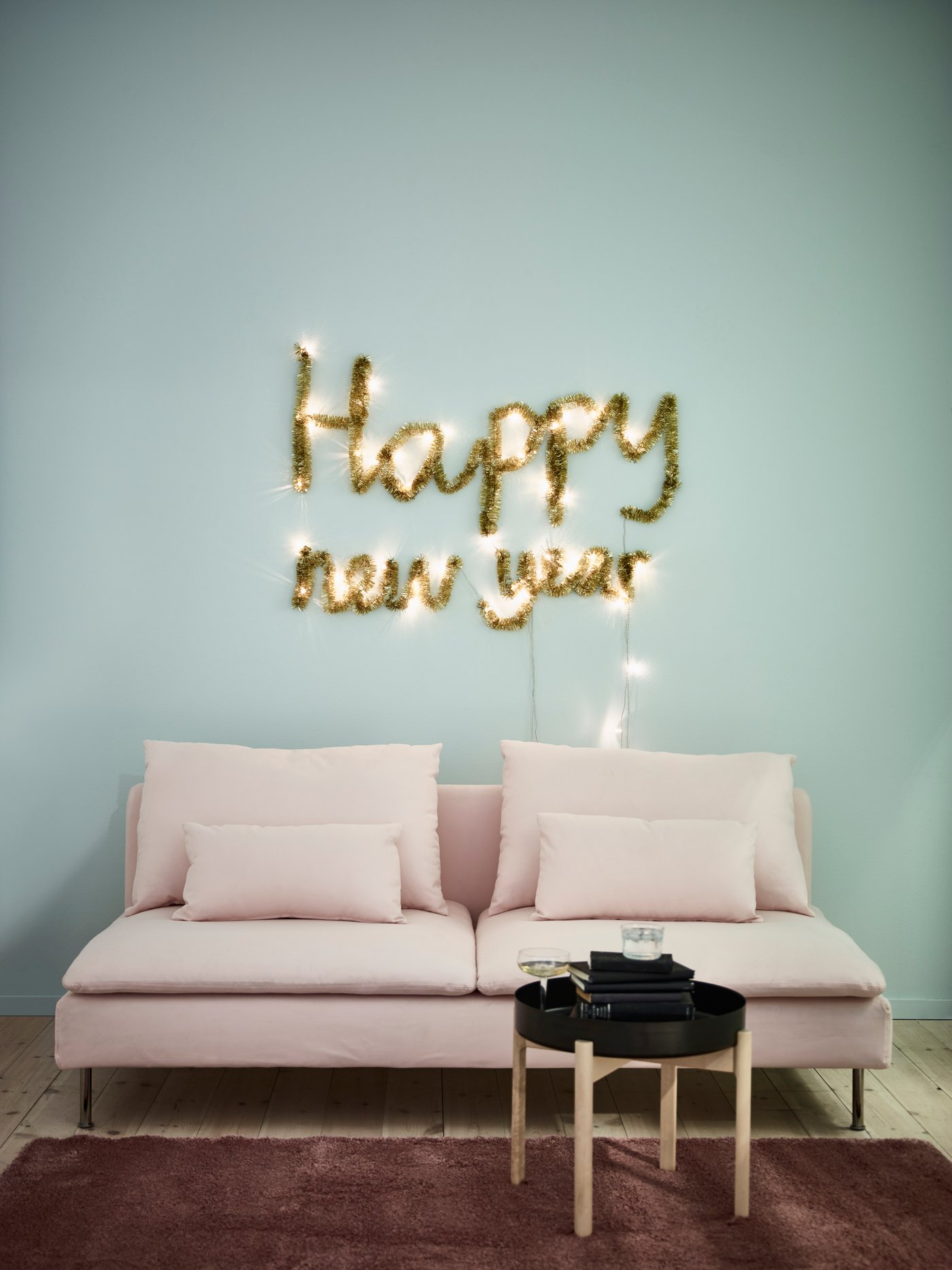 Dekorationen für Silvester lassen sich wunderbar mit Weihnachtsdeko wie z. B. der batteriebetriebenen SÄRDAL LED-Lichterkette und Goldgirlanden von IKEA gestalten. Mit der Lichterkette kannst du z. B. deinen Neujahrswunsch effektvoll an die Wand bringen. Und mit einer Girlande um deine Lichterkette