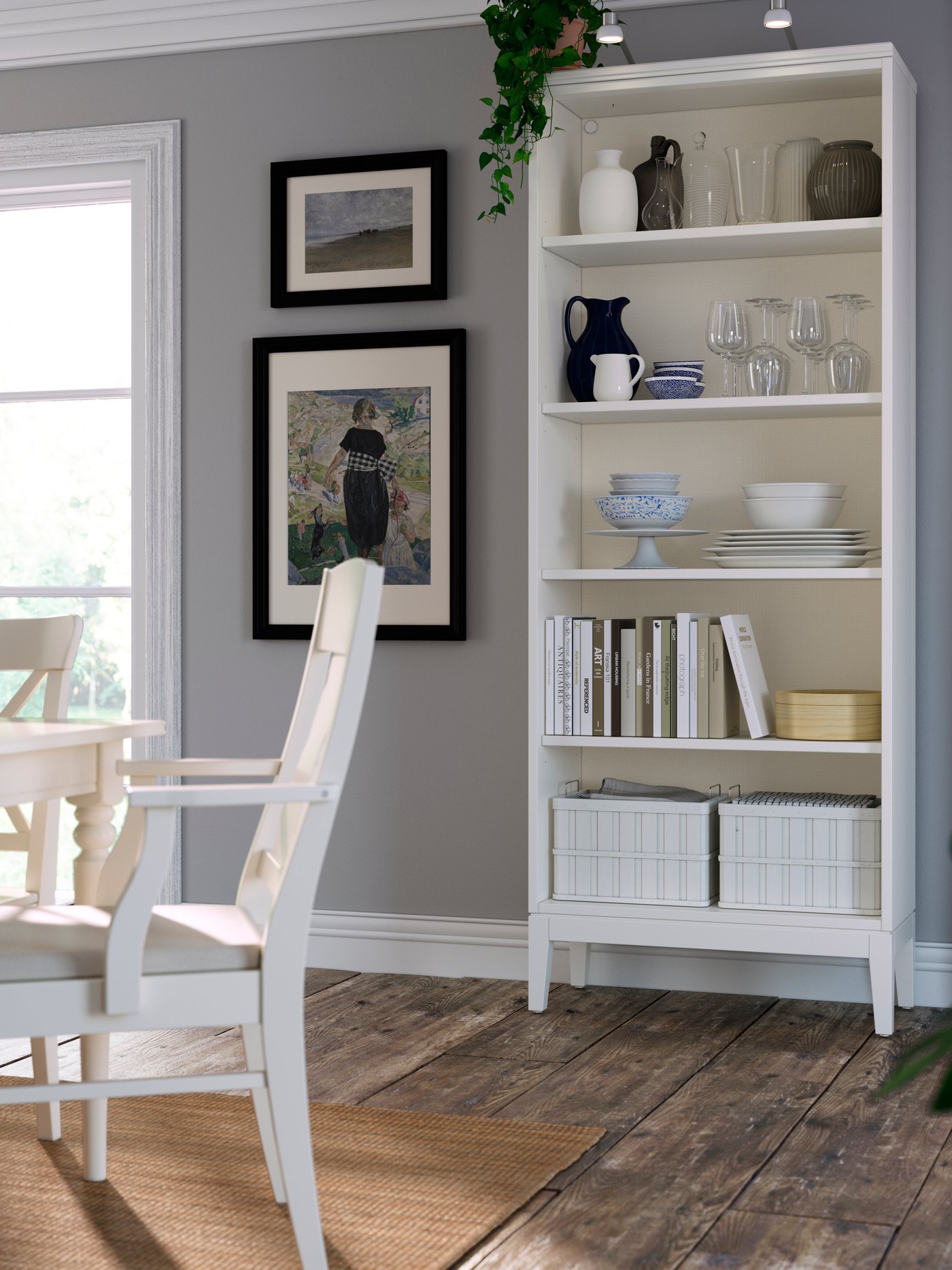 Ein weißes IDANÄS Bücherregal