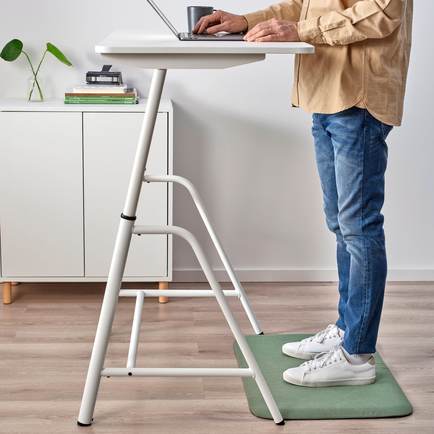 A Diseröd grey-green FREIVID standing mat and white GLADHOJDEN standing desk