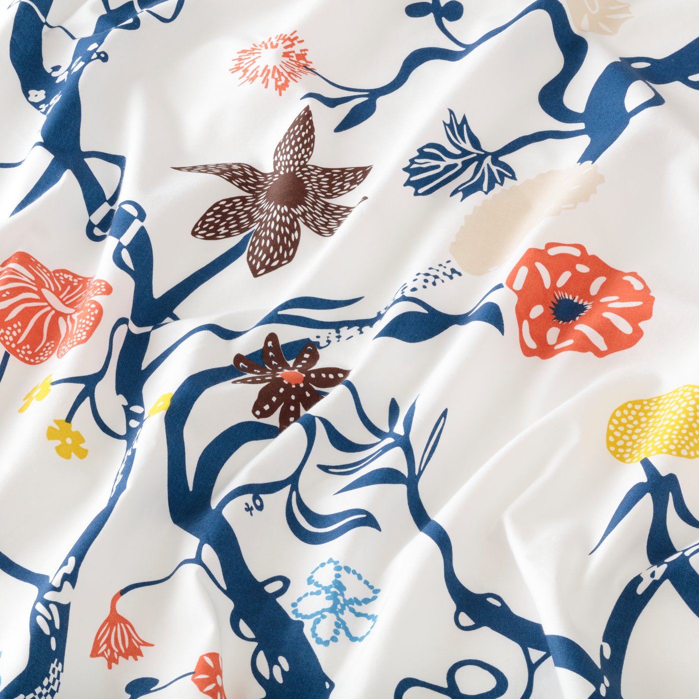 A botanical details/white multicolour REVFINGERÖRT pre-cut fabric