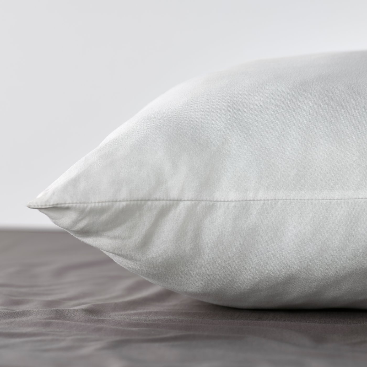 En LAPPTÅTEL kudde, låg, för magsovare.