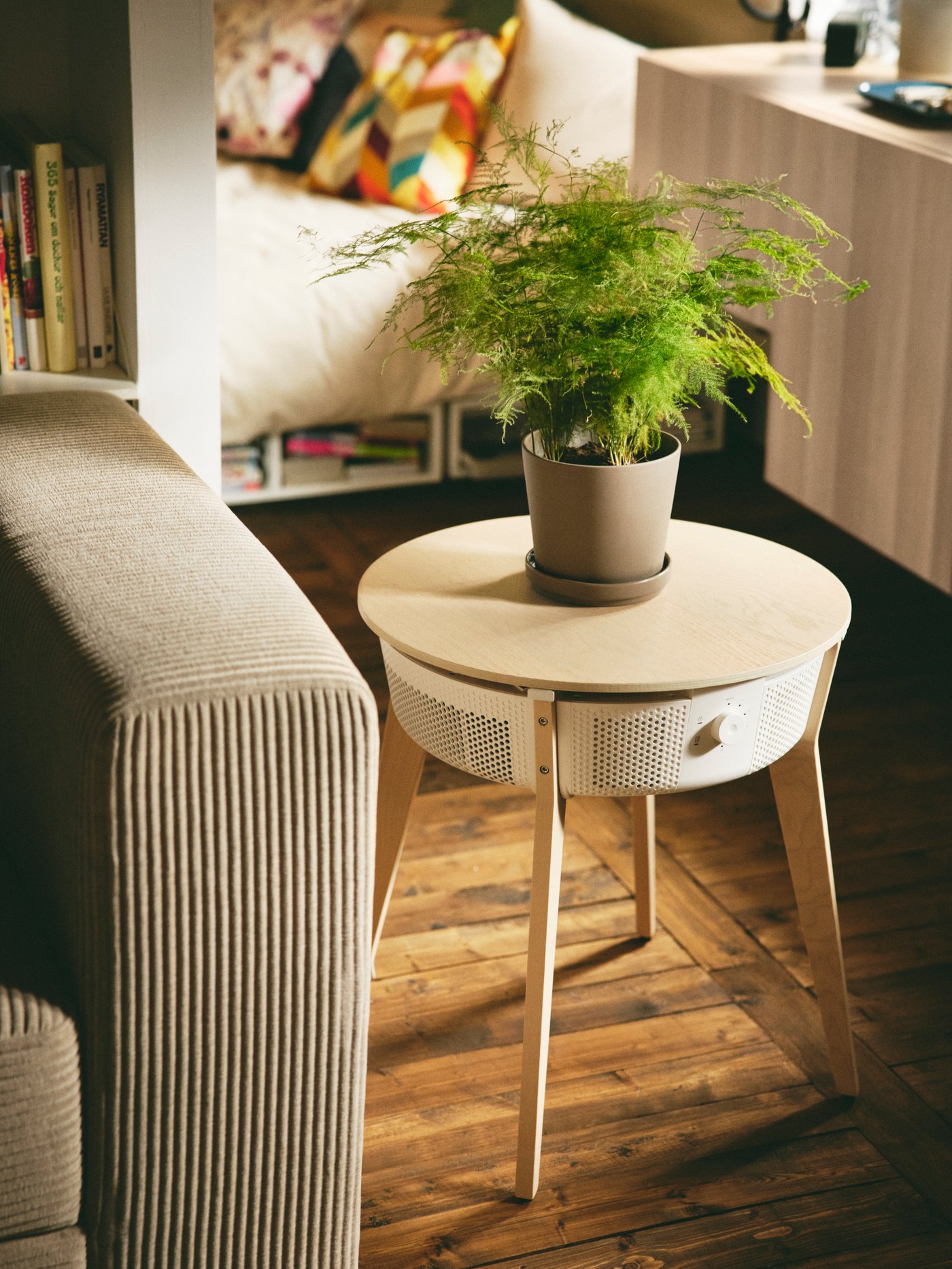 un purificador de aire como mesa de decoración