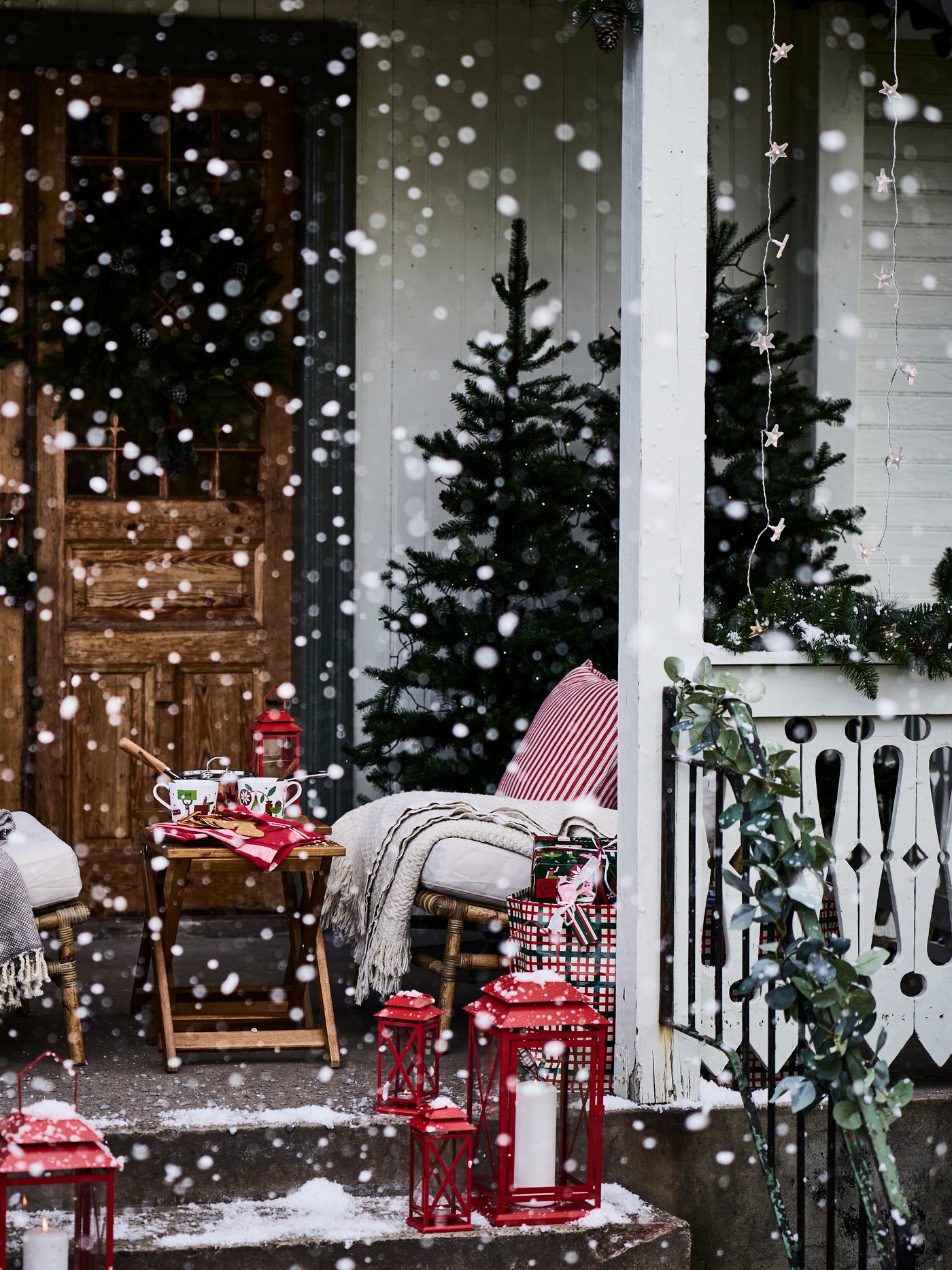Une housse de coussin VINTERFINT rayée rouge/blanc à l'extérieur