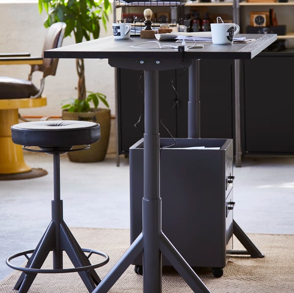 Armoire, panier, boîte avec couvercle, rangement, chaise de bureau, armoire et enceinte bluetooth 