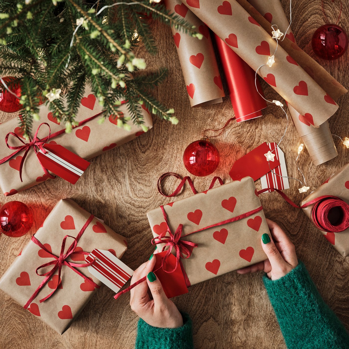 A heart pattern brown VINTERFINT gift wrap roll