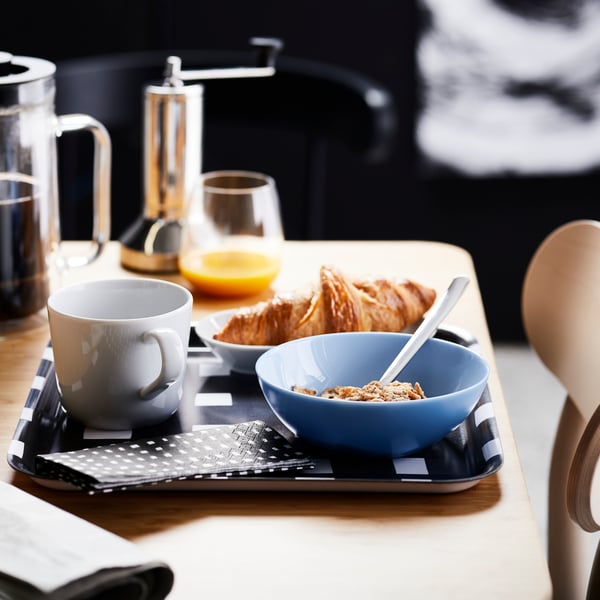 Eine hellblaue BESEGRA-Schale im Esszimmer