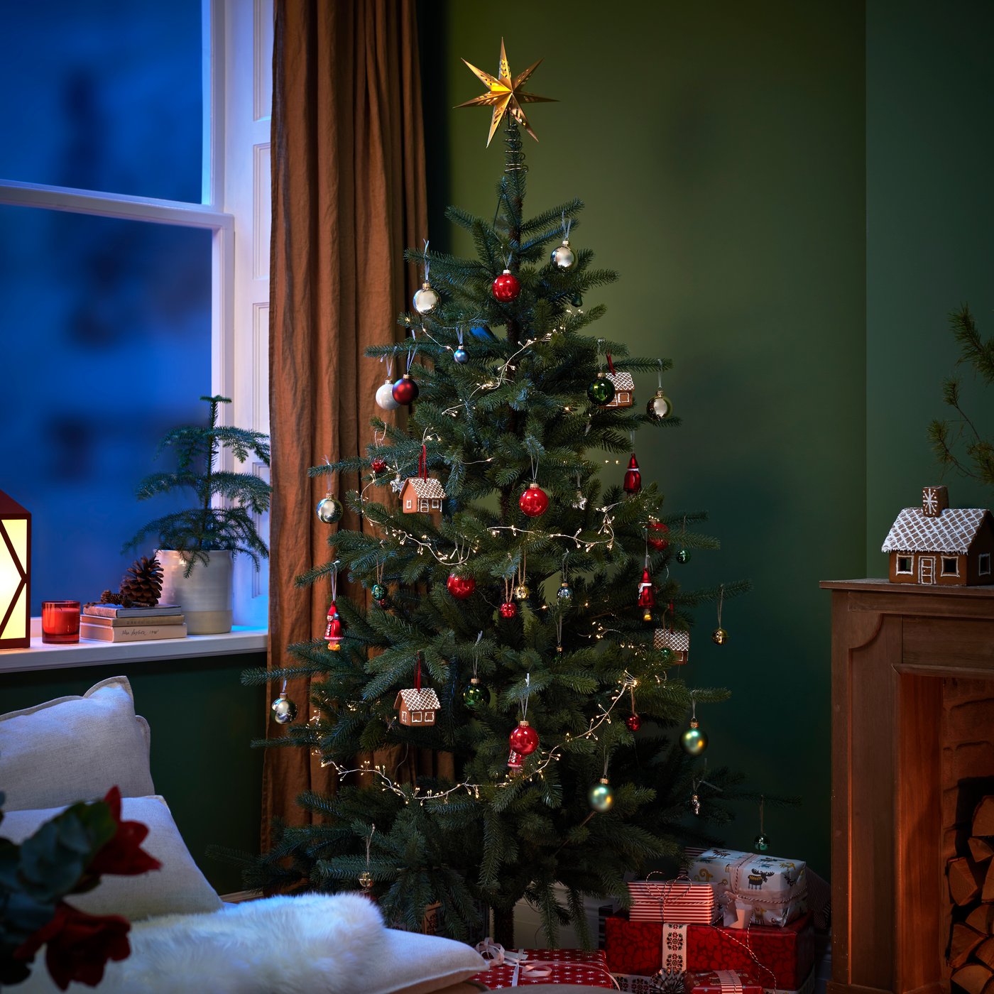 Sapin de noël décoré aux couleurs traditionnelles