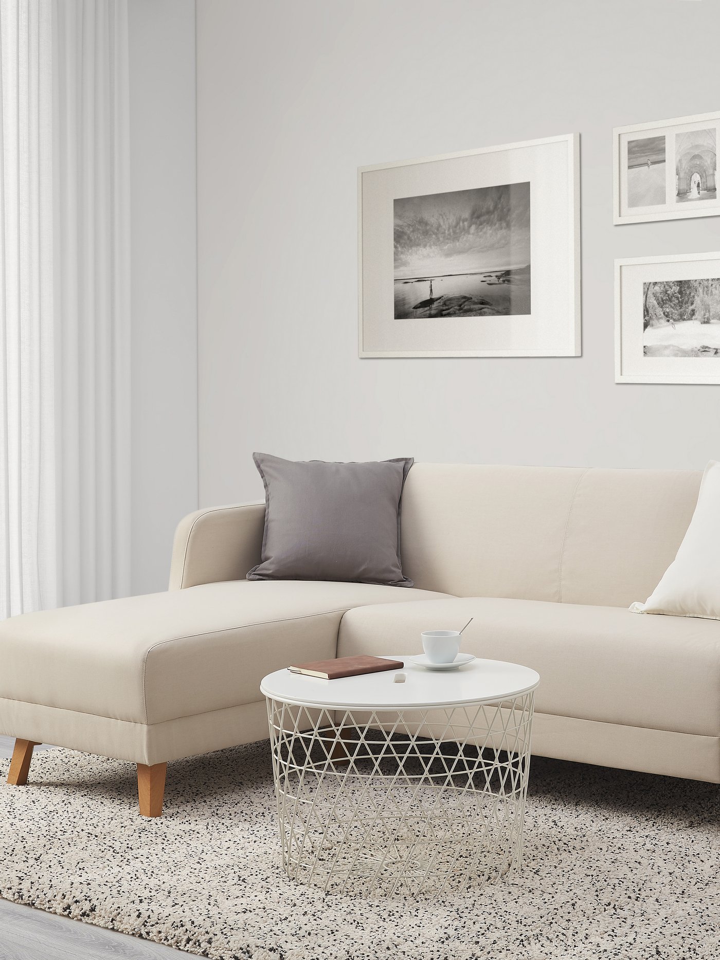 Sofá bege LINANÄS de 3 lugares numa sala