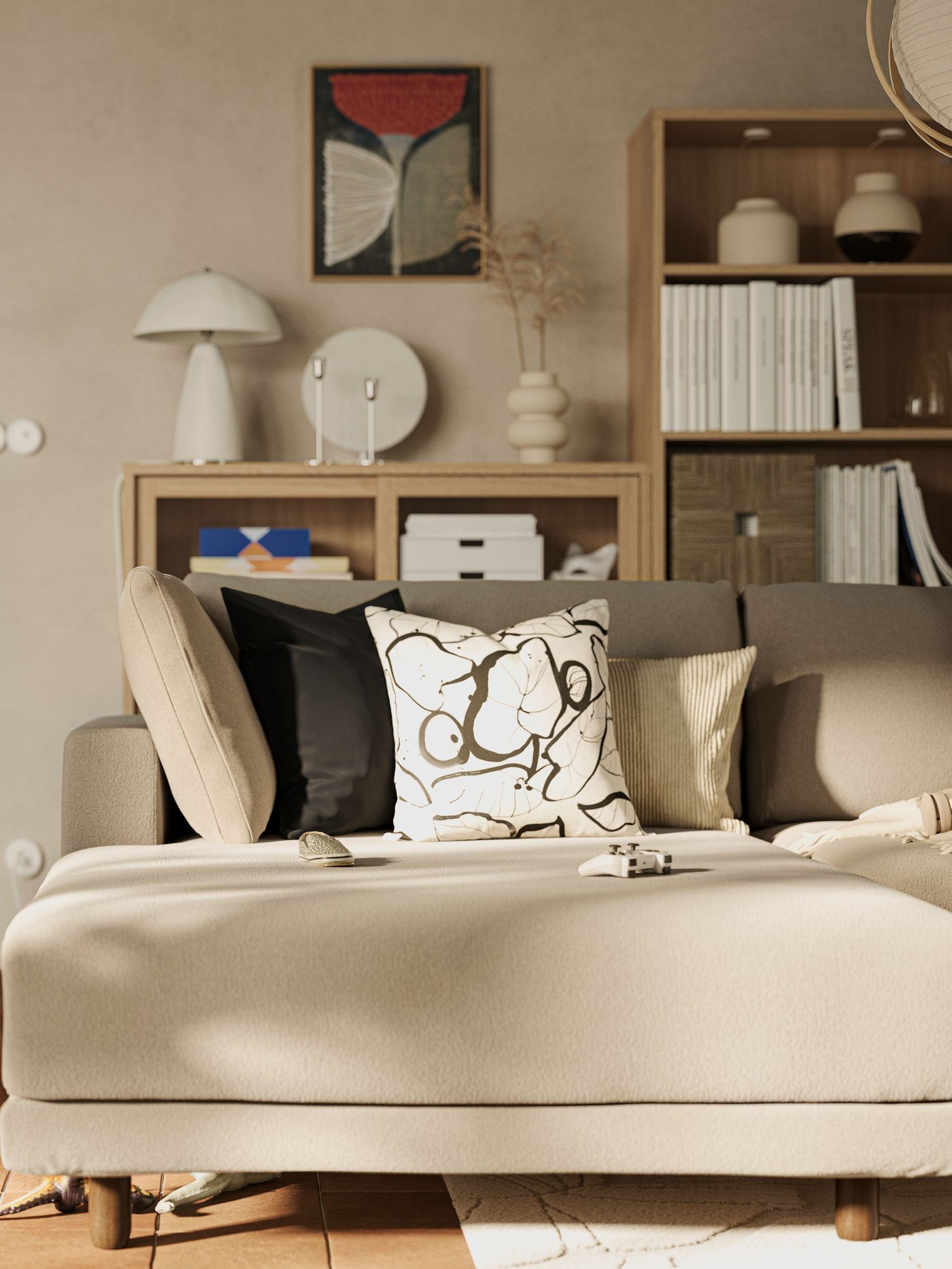 In primo piano un divano componibile bianco UPPÅKRA, con sopra diversi cuscini di vari colori. In secondo piano un libreria TONSTAD composta da diversi moduli, contiene numerosi libri e oggetti.