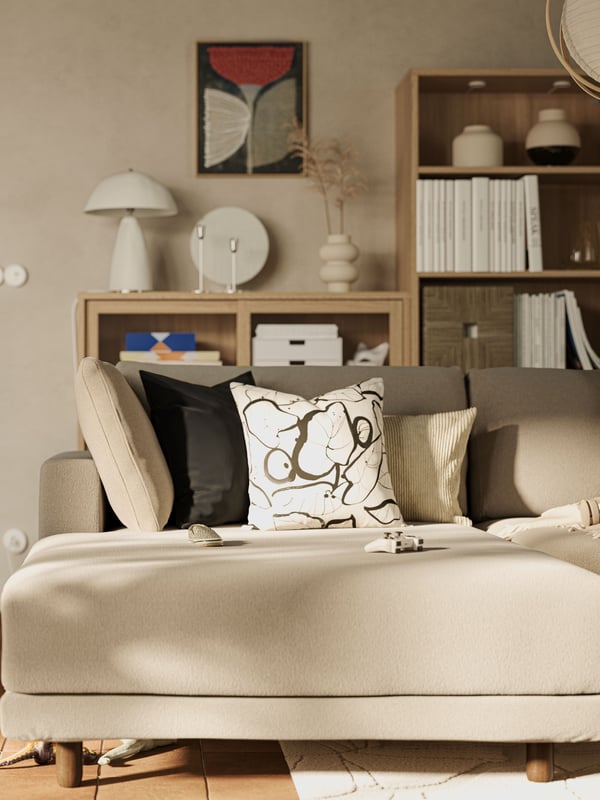 En geige UPPÅKRA soffa i ett beige vardagsrum.