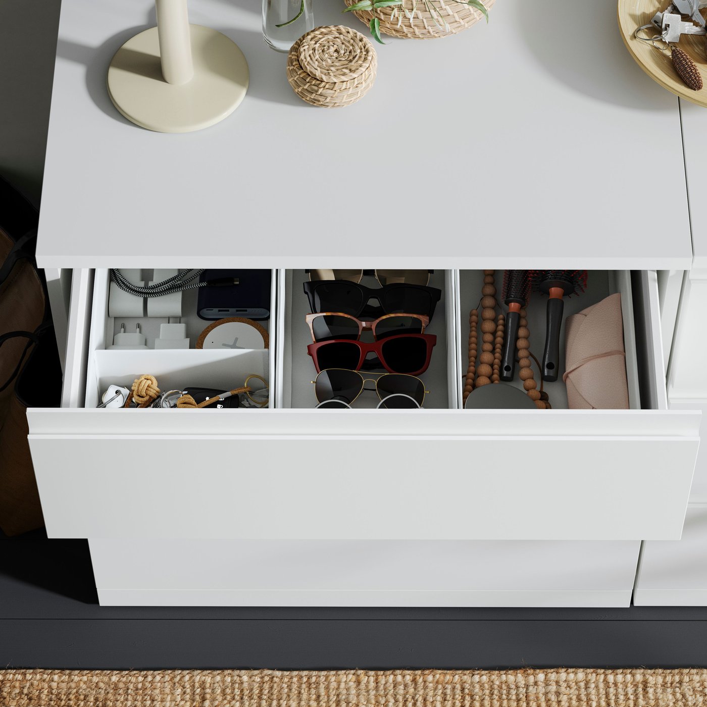 Cómoda STORKLINTA blanca con tres amplios cajones, diseño moderno de líneas limpias y tiradores integrados