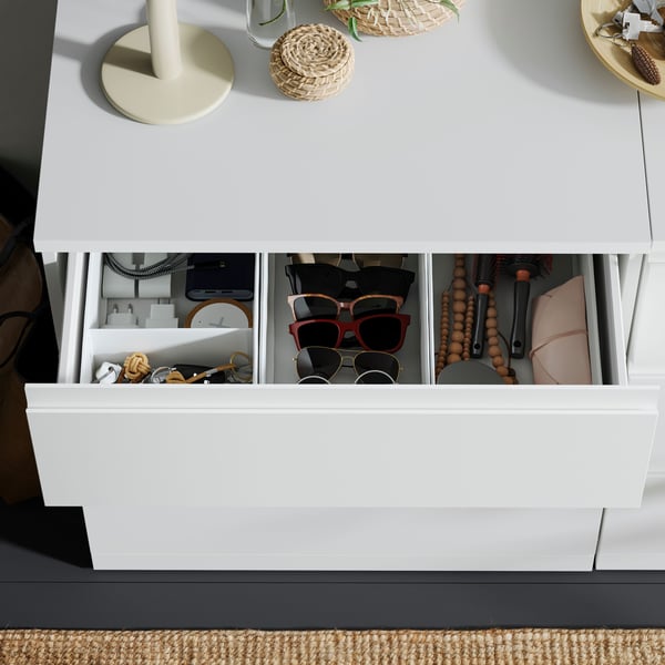 Cajas organizadoras SKUBB blancas dentro de un cajón, utilizadas para ordenar gafas, accesorios y pequeños objetos personales.