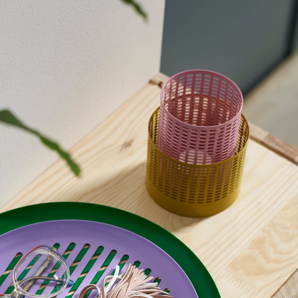 Two TESAMMANS trays stacked on top of each other holding a keychain and a pair of glasses, next to stacked tealight holders.