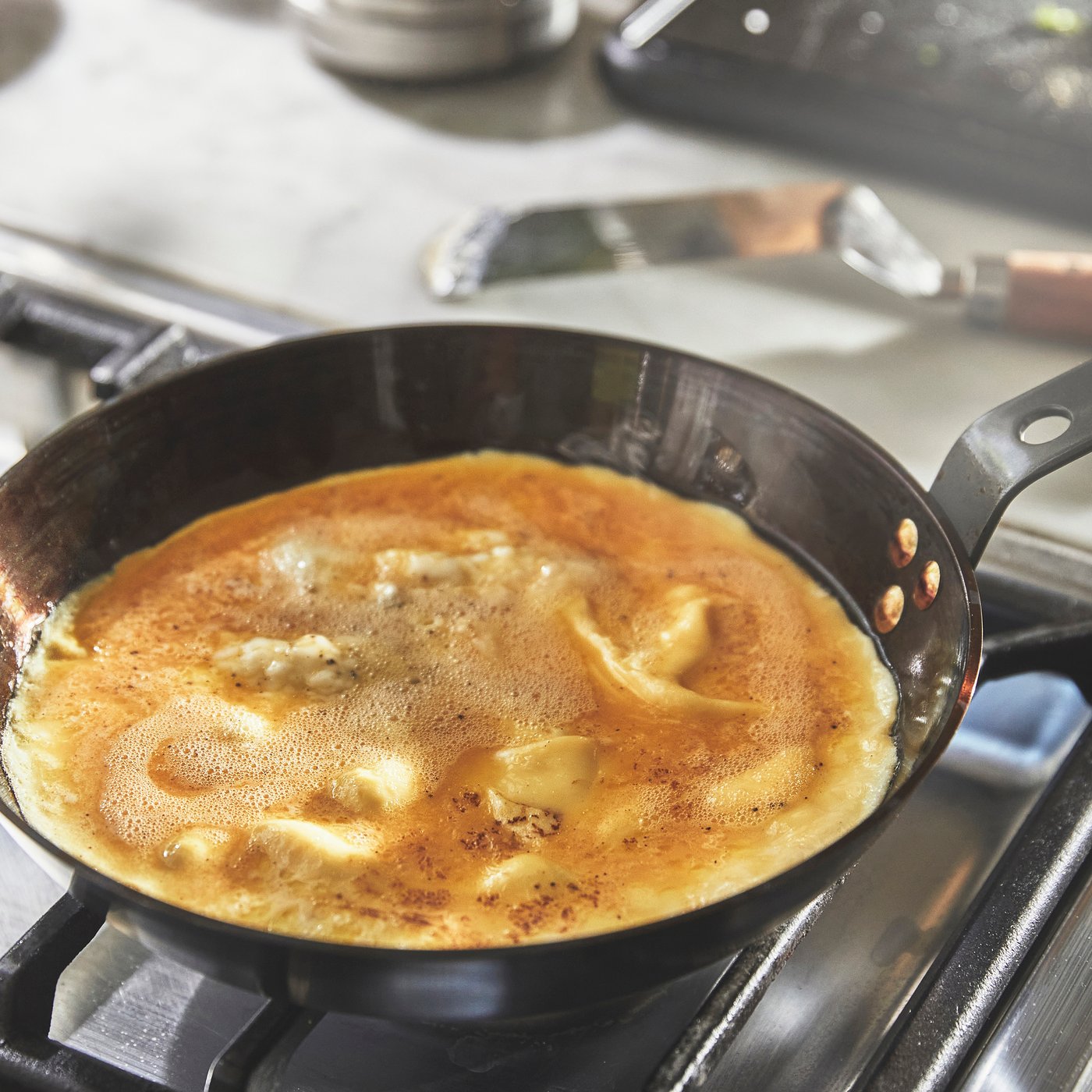 A carbon steel VARDAGEN frying pan