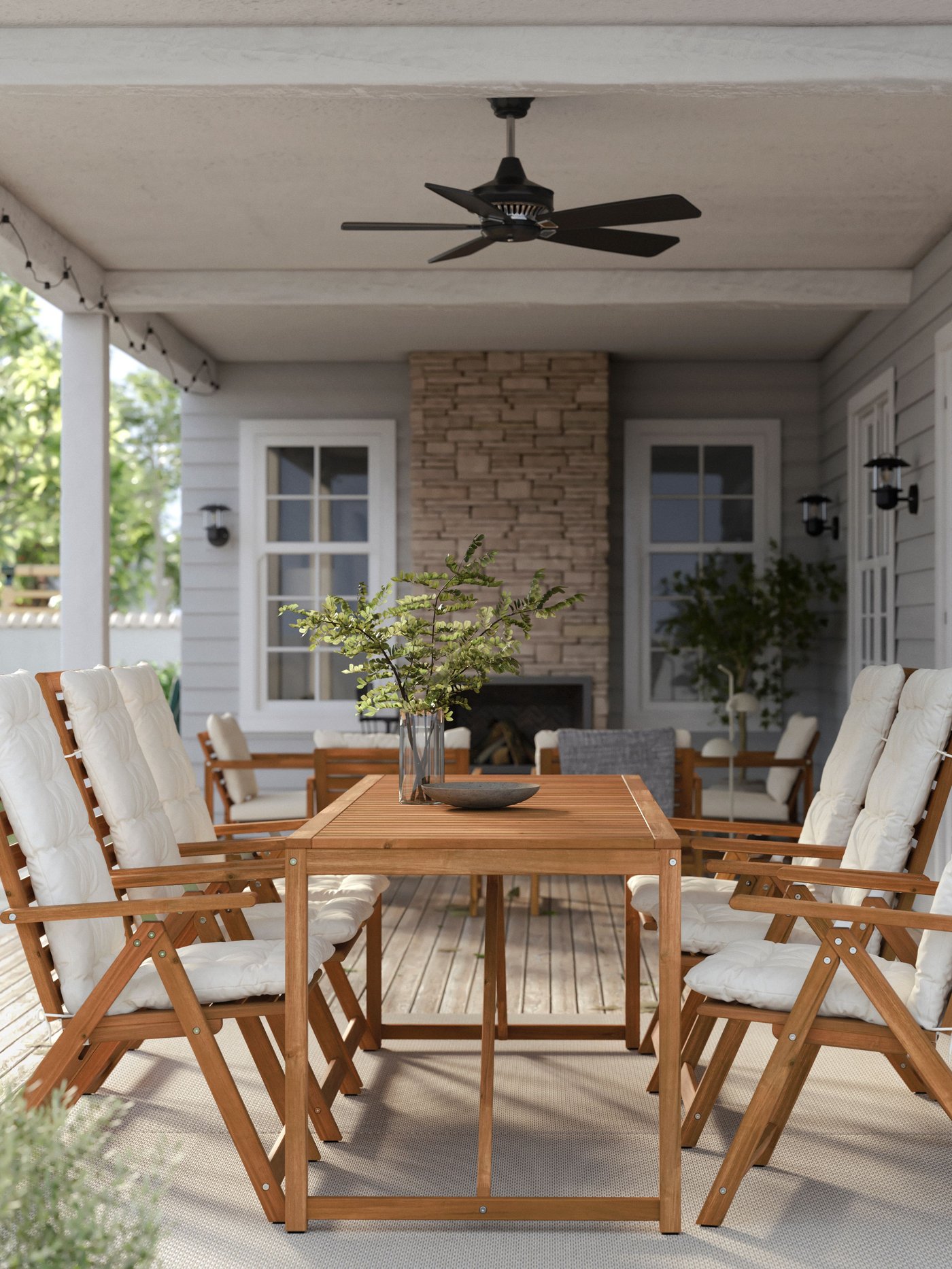 Ett ljusbrunbetsat NÄMMARÖ bord, utomhus.