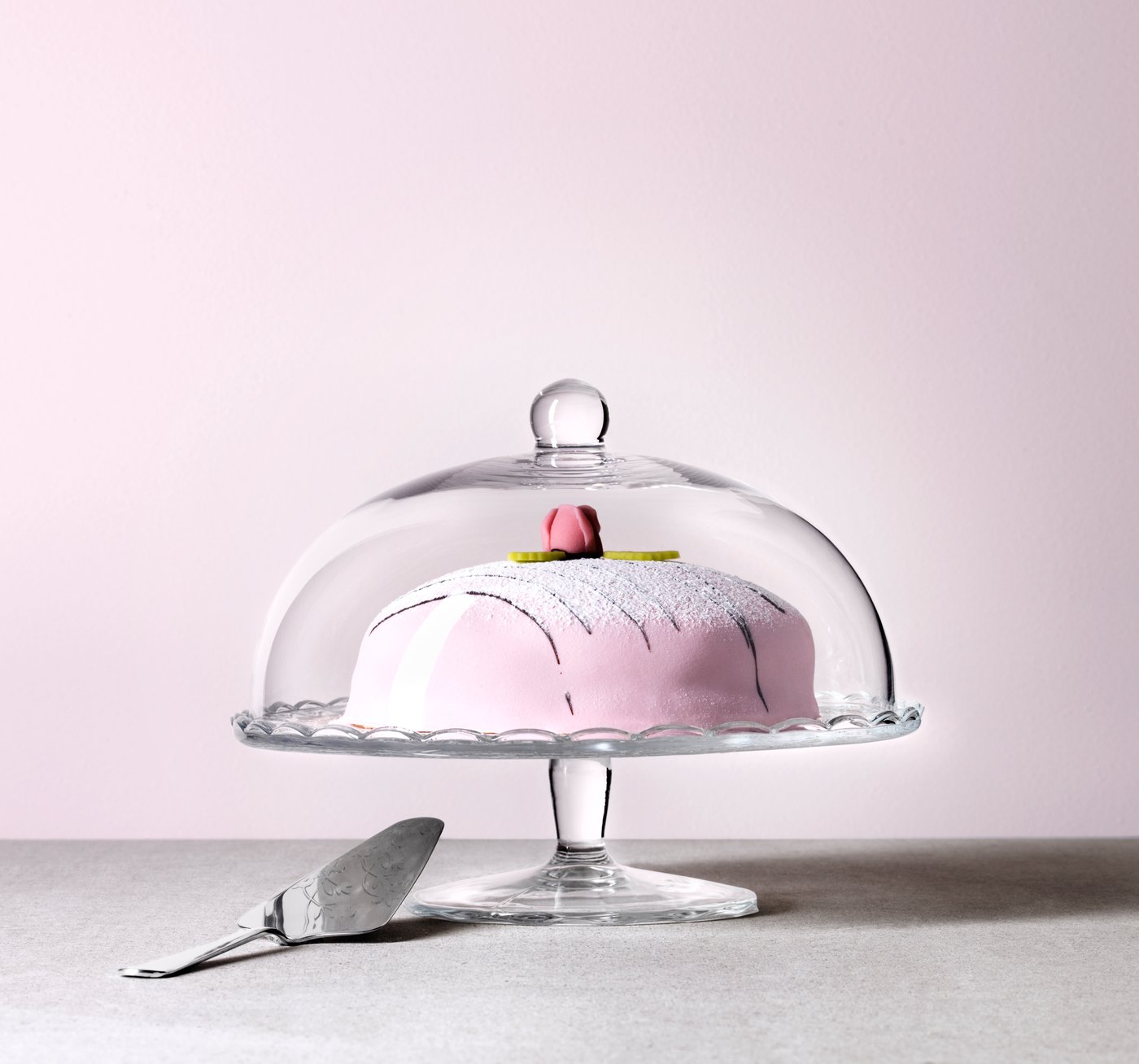 A clear glass ARV BRÖLLOP serving stand with lid