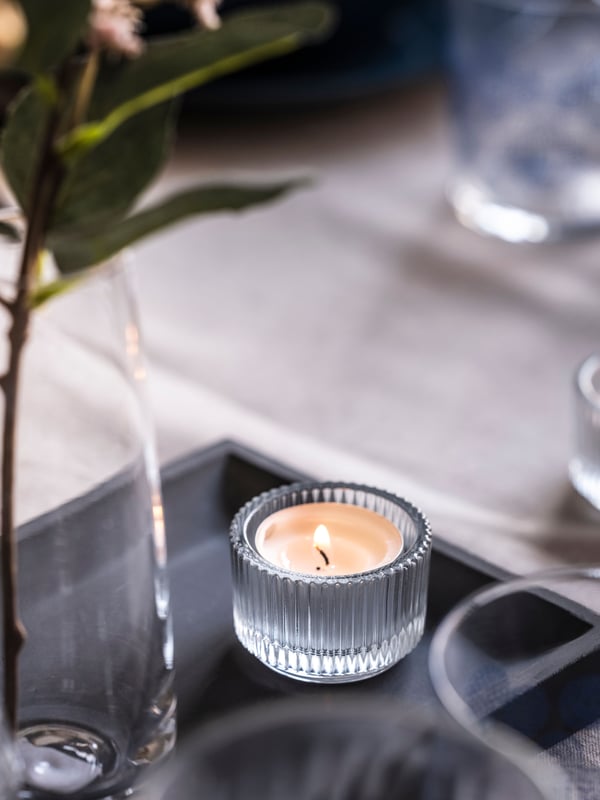 Neparfumovaná sviečka GLIMMA v kovovom kelímku.