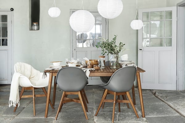 Mesa extensible de exterior con sillas 
