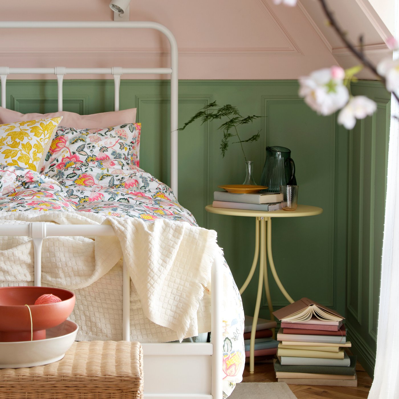 Chambre épurée avec des couleurs vertes et fleuries