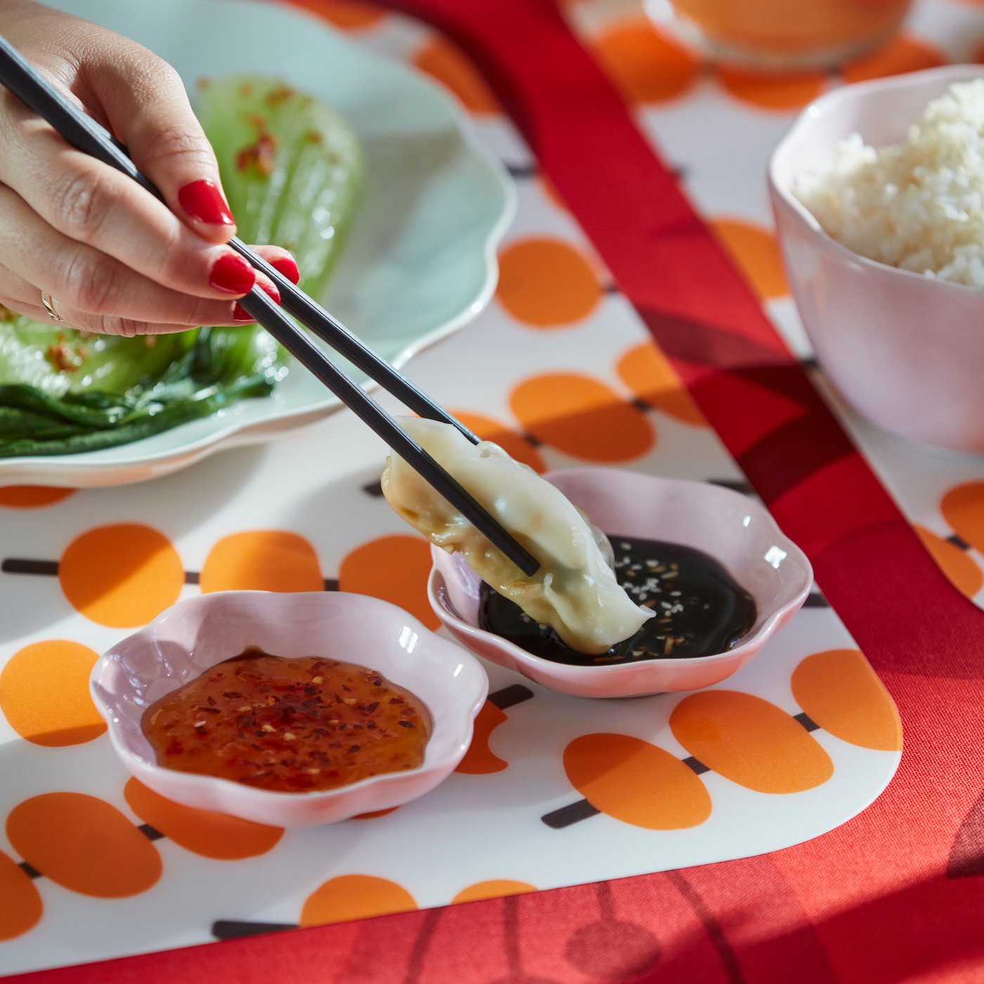 A pink/petals FÖSSTA sauce dish