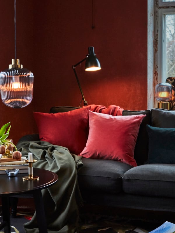 Într-o cameră de zi, o combinație de lustre, lampadare și veioze ajută la crearea unei atmosfere calde și confortabile.