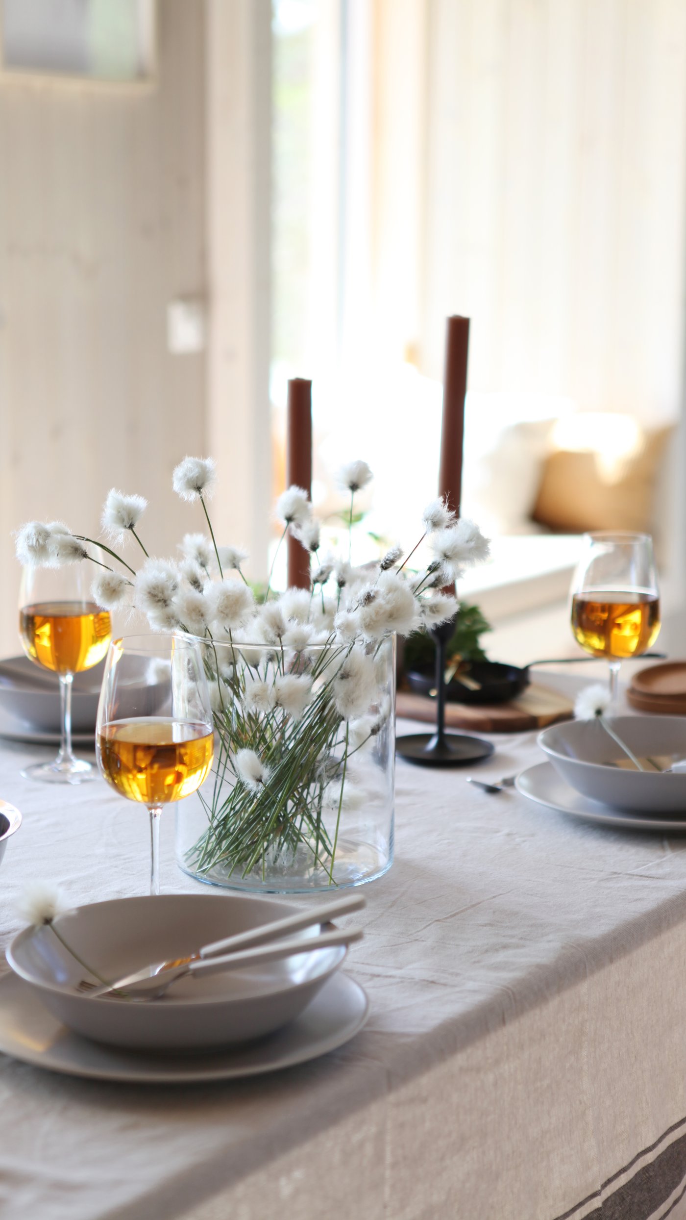 A matt light grey FÄRGKLAR deep plate in the dining room
