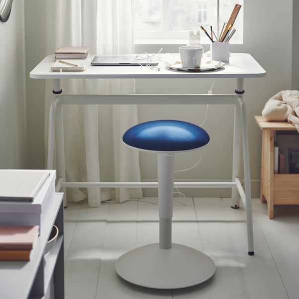A white GLADHÖJDEN desk sit/stand