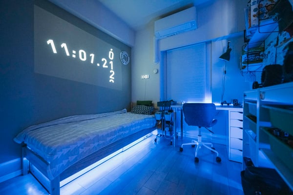 夜になるとブルーのライトが光り、クールな印象な子ども部屋に。