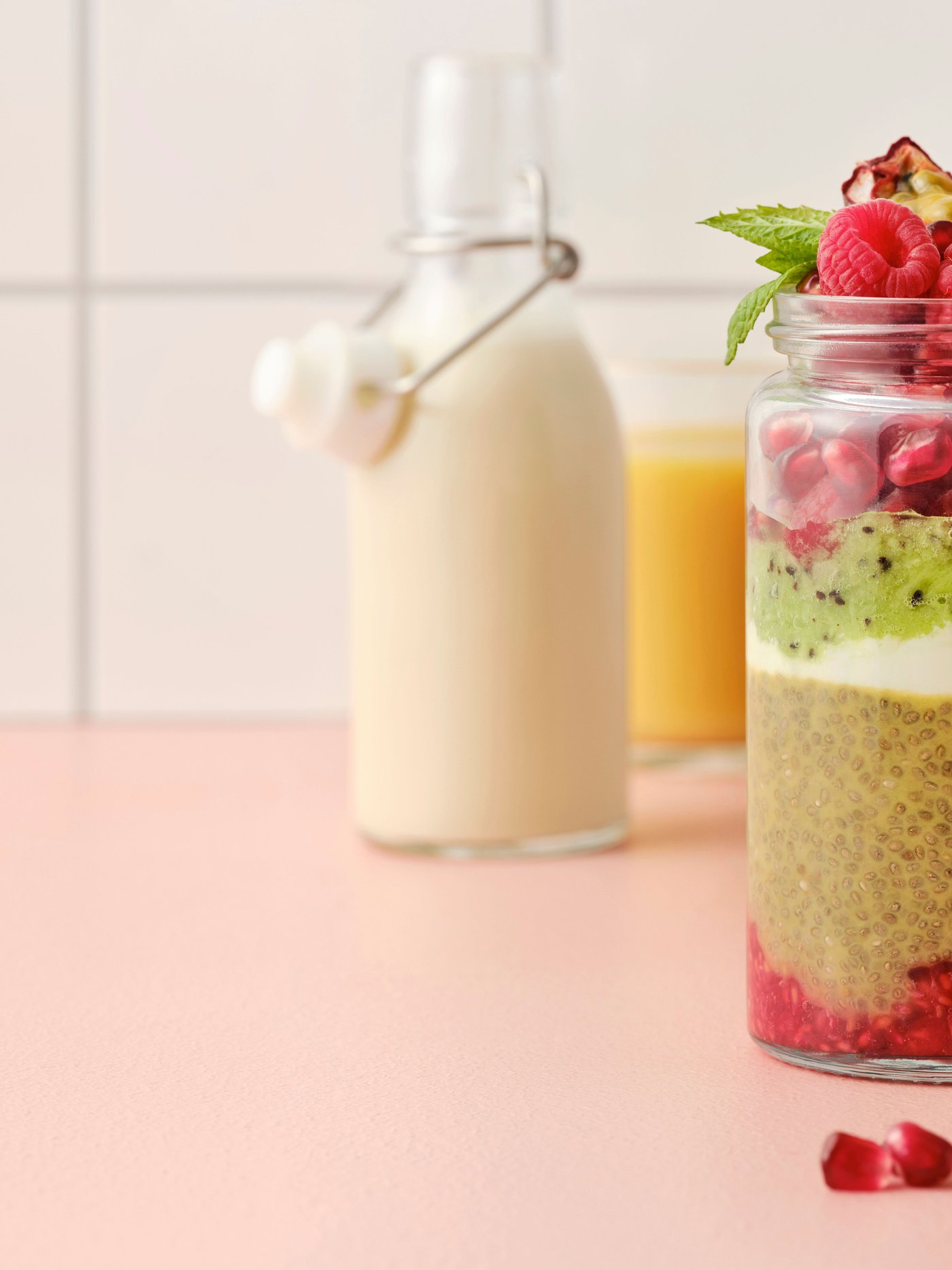 Dazu schichtest du Chia-Pudding, rote Beeren, Joghurt und Kiwi in einem Glas und garnierst alles mit einer Scheibe Passionsfrucht und Minzblättern.